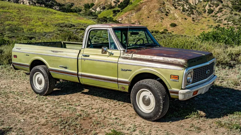 Bu paslı kamyonun altında yeni bir Silverado yatıyor