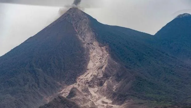 Fuego Yanardağı patladı! Halk tahliye edildi, eğitime ara verildi