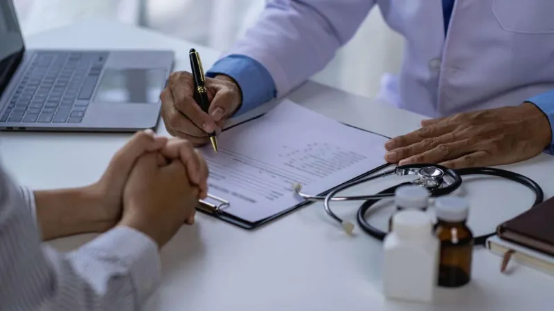Hastalarına yanlış teşhis koyarak sigorta şirketlerini dolandıran doktora hapis cezası
