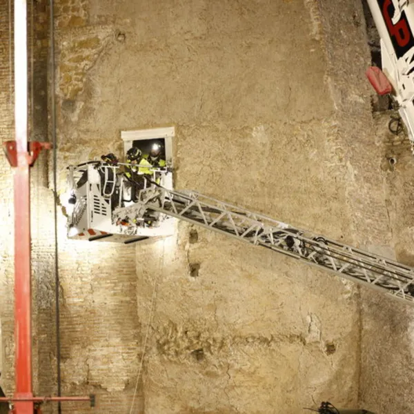 Roma'da Tarihi Kule Çöktü! İşçi 11 Saat Sonra Kurtarıldı